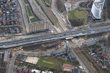 In het midden de bouw van het tijdelijke viaduct over de Esperantokruising. Links de sloop van de oprit naar de zuidelijke ringweg.