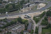 Langs de Brailleweg is zand aangebracht voor de aanleg van een tijdelijke weg. Op de achtergrond een deel van het Julianaplein.