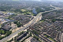 Op deze foto is het deel van de ringweg goed te zien waar de verdiepte ligging komt: tussen de Hereweg en het Oude Winschoterdiep.