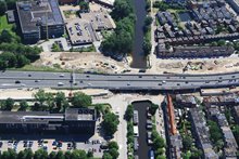 Aan de noordkant van de ringweg: links de rijbaan van het Winschoterdiep en rechts de H.L. Wichersstraat.