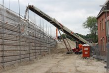 5. De lopende band brengt zand naar boven.