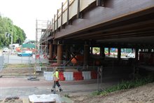 6. Bij de Hereweg is een tijdelijk viaduct gebouwd tegen de ringweg aan.