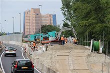 10. Grondwerkzaamheden naast de N7, bij de oprit vanaf de Hereweg naar het Julianaplein.