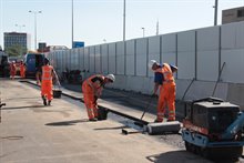 19. de laatste werkzaamheden worden gedaan op de tijdelijke weg