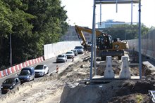 15. De bouwplaats voor de tijdelijke weg is midden tussen het verkeer. Hier tussen de afrit Hereweg en de N7