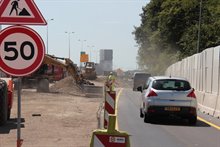 4. De verkeersregelaar zorgt ervoor dat het verkeer veilig langs de werkzaamheden kan rijden.