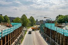 Links en rechts van de Brailleweg bouwen we de fundering voor het tijdelijke viaduct.