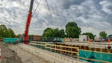 Het beton is uitgehard en we kunnen de liggers voor het viaduct plaatsen.