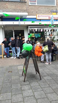 De buurtbewoners lieten het zich goed smaken.