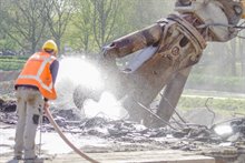 23 april 2019: Sloop van het oude viaduct Brailleweg. Er wordt gesproeid om stofvorming tegen te gaan.