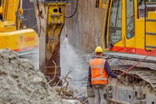 29 maart 2019: Sloop van het oude viaduct Brailleweg. Er wordt gesproeid om stofvorming tegen te gaan.