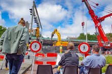 Live meekijken met de sloop van het viaduct Hereweg vanaf het fietspad Hereweg