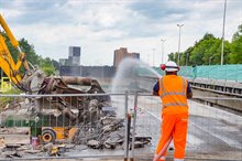 Stofvorming beperken door met water te sproeien