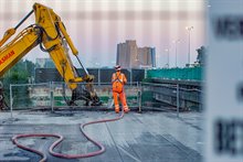 Stofvorming beperken door met water te sproeien