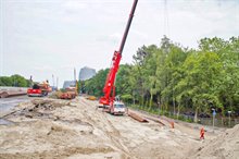 De plank wordt door een hijskraan aan de bovenkant opgetild