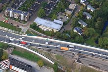 De Papiermolentunnel (links in beeld) vanuit de lucht. Op deze foto is ook goed te zien dat de afrit naar Helpman een stuk naar het zuiden is verplaatst.