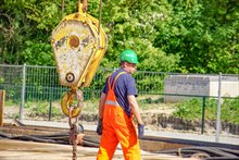 Damwandplanken intrillen bij de Kempkensberg. Foto: Raymond Bos.