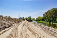 Aanbrengen van zand voor de nieuwe oprit vanaf Brailleweg naar A28, richting Assen. Foto: Raymond Bos.