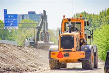 Aanbrengen van zand voor de nieuwe oprit vanaf Brailleweg naar A28, richting Assen. Foto: Raymond Bos.