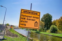 Aanbrengen van zand voor de nieuwe oprit vanaf Brailleweg naar A28, richting Assen. Het fietspad langs de oostzijde van het kanaal is hiervoor afgesloten. Foto: Raymond Bos.