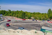 De rotonde bij Laan Corpus den Hoorn/Stadspark hebben we volledig geasfalteerd, zodat we het verkeer makkelijk een stukje kunnen opschuiven. Foto: Raymond Bos.