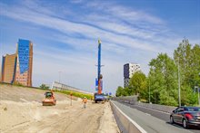 Zand aanbrengen tussen Laan Corpus den Hoon en het Vrijheidsplein. Foto: Raymond Bos.