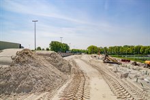 Zand bij de Laan Corpus den Hoon, langs de voetbalvelden van Velocitas. Dit is de ondergrond voor de nieuwe oprit op de A7 richting Drachten. Foto: Raymond Bos.