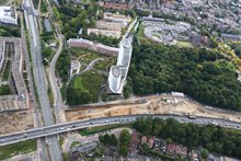 Doorlopende werkzaamheden op meerdere plekken in de bouwkuip voor de verdiepte ligging: Afgraven grond om de diepte in te kunnen en aanbrengen ankers voor versteviging