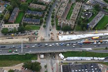 Bouwen van een tijdelijk viaduct over de Paterswoldseweg. Ook zijn de piepschuimblokken (EPS) zichtbaar