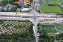 Opbouw voorbouwlocatie voor het verbreden van het viaduct over de rotondes Laan Corpus den Hoorn heen