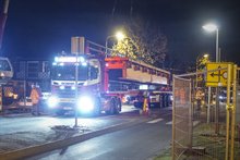 Het wegdek van het tijdelijke viaduct werd opgebouwd uit verschillende losse brugdelen. Deze werden per vrachtwagen aangevoerd vanaf de Laan Corpus den Hoorn.