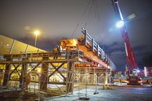 Met een telekraan werden in de nacht de brugdelen één voor één van de vrachtwagens getild en op hun plek over de Paterswoldseweg gelegd.