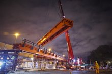 Bij de Paterswoldseweg hebben we in de nacht van woensdag 28 op donderdag 29 oktober het wegdek van een nieuw, tijdelijk viaduct geplaatst. Deze staat aan de zuidzijde van het bestaande viaduct.