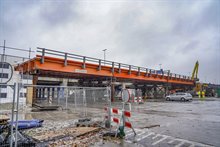 In de loop van donderdag werd het laatste deel, over het fietspad heen, gedaan. Aan beide kanten van het viaduct gaan we de komende tijd de tijdelijke weg aansluiten. De planning is dat eind november het verkeer richting Julianaplein, over dit tijdelijke