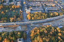 Op verschillende plekken binnen de bouwkuip van de verdiepte ligging voeren we grond af, plaatsen we ankers door de damwanden en brengen we verticale Gewi-ankers aan.