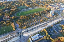 In de berm bij de Jan Evert Scholtenlaan worden het noordelijke en het zuidelijke dek voor het viaduct over de Laan Corpus den Hoorn gebouwd.