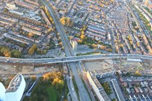 In de bouwkuip van de verdiepte ligging bij de Verlengde Meeuwerderweg maken we een voorbouwlocatie voor een betonnen spoordek. In het voorjaar 2021 wordt het dek op zijn plek onder het spoor gereden.