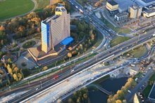 Verschillende op- en afritten bij het Vrijheidsplein worden verschoven. Dit heeft te maken met de tijdelijke weg die we langs de ringweg aanleggen tussen het Vrijheidsplein en Julianaplein.