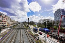 In de treinvrije periode wordt het dek op zijn plek onder het spoor gereden.