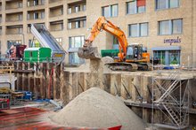 Dikke schotten van hout en dikke metalen schotten met zand waarmee we een rijweg maken voor de SPMT's (wagens waarop het spoordek ligt om in te rijden)