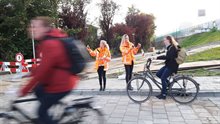 Appels uitdelen bij het fietspad tussen de hereweg en de Maaslaan