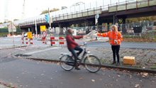 We deelden koeken uit voor extra energie tijdens het omfietsen