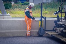 HR - Asfalt leggen tijdens zomerstremming - Beeldnummer - 230-38