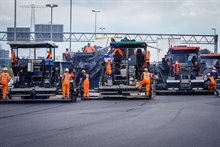 HR - Asfalt leggen tijdens zomerstremming - Beeldnummer - 230-53