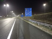 De bebording op de A7. De rechterrijstrook geldt voor afrit Hoogkerk, Groningen-West en het Martini Ziekenhuis. Het Julianaplein kan zowel rechts als links bereikt worden.