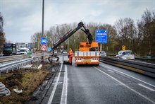 De definitieve lichtmasten zijn op sommige plekken langs de A7 al te zien. Foto: Raymond Bos