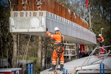 Plaatsen liggers viaduct Leonard Springerlaan in beeld