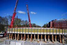 Plaatsen liggers viaduct Leonard Springerlaan in beeld