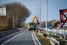 Dit is de huidige situatie. Aan de linkerkant is het verkeer richting Groningen-West te zien. Aan de andere kant zie je het verkeer tegemoet komen die voor de rijstrook richting het Julianaplein hebben gekozen. Alleen deze rijstrook is vanaf maandag 17 april 22.00 uur nog beschikbaar. Foto: Raymond Bos