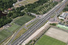 Op de afrit brengen we op dit moment eps-blokken aan om de weg te verhogen. Foto: Rijkswaterstaat